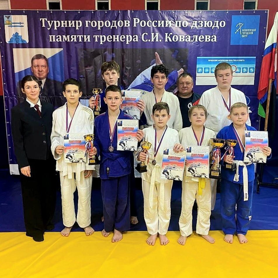 Уважаемые тренеры, преподаватели физической культуры и ветераны спорта Грайворонского округа! Поздравляем вас с профессиональным праздником – Днём тренера! Уважаемые тренеры, преподаватели физической культуры и ветераны спорта Грайворонского округа! Поздравляем вас с профессиональным праздником – Днём тренера!