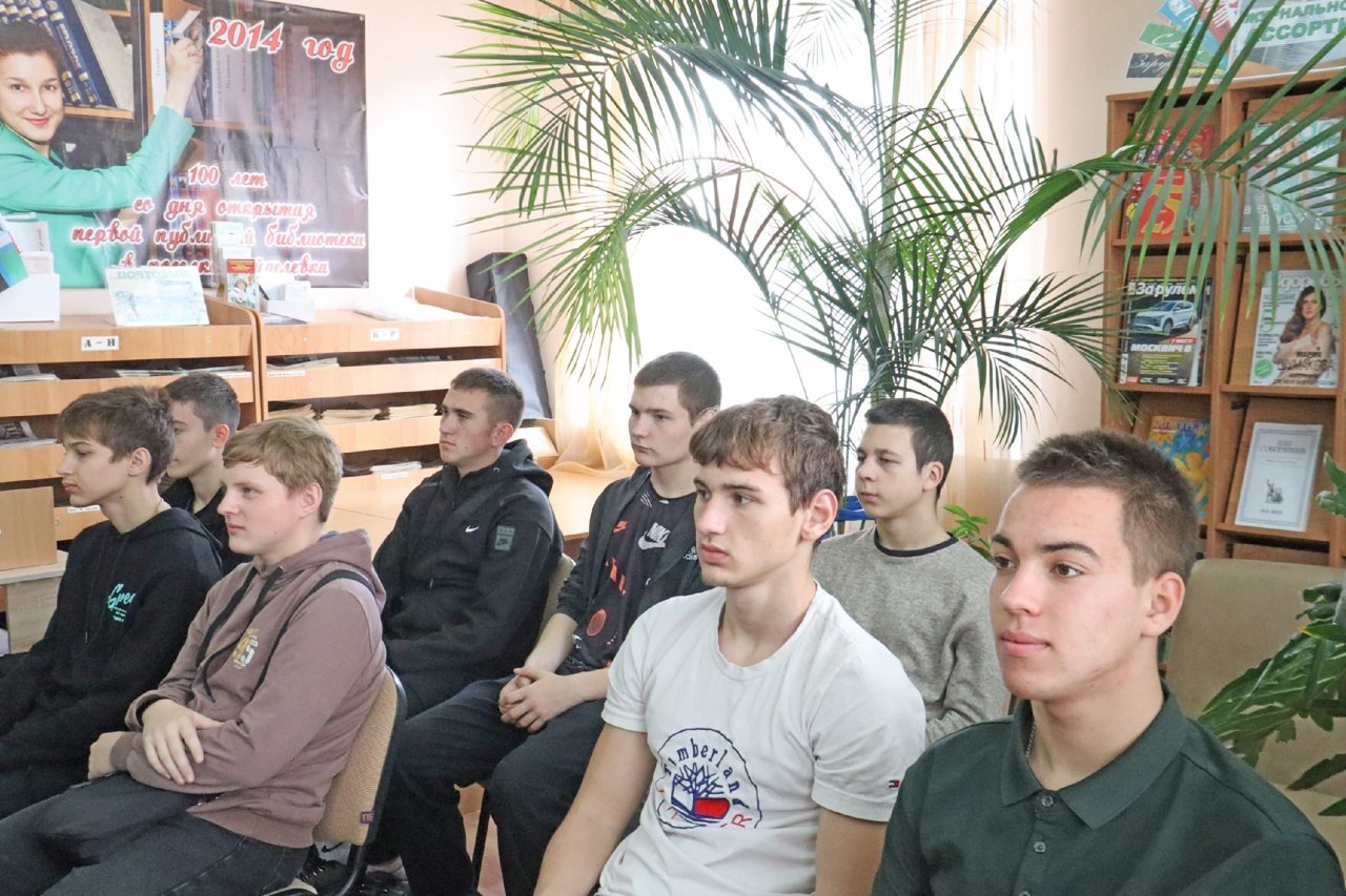 В Вейделевской центральной районной библиотеке состоялась литературная дискуссия «О Родине, о мужестве, о славе» в рамках реализации проекта «Zа мир литературной строкой», ставшего победителем первого конкурса 2025 года на... В Вейделевской центральной районной библиотеке состоялась литературная дискуссия «О Родине, о мужестве, о славе» в рамках реализации проекта «Zа мир литературной строкой», ставшего победителем первого конкурса 2025 года на...