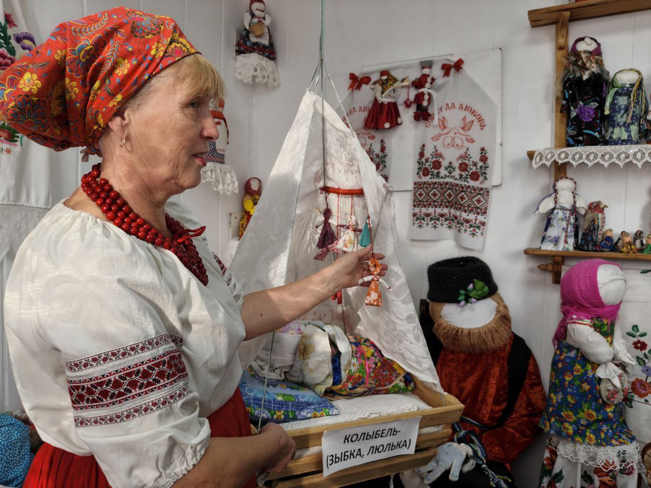 В преддверии Дня народного единства обучающиеся Дома детского творчества отправились в увлекательное путешествие в село Глинное, где их ждал настоящий праздник народных ремесел и живых традиций – экскурсия в «Дом куклы» В преддверии Дня народного единства обучающиеся Дома детского творчества отправились в увлекательное путешествие в село Глинное, где их ждал настоящий праздник народных ремесел и живых традиций – экскурсия в «Дом куклы»