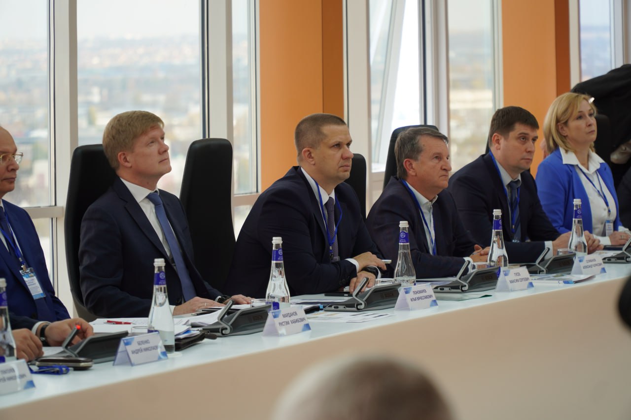 Первый заместитель губернатора области Илья Пономарев и министр экономического развития и промышленности области Максим Гусев приняли участие в коммуникационной сессии Банка России Первый заместитель губернатора области Илья Пономарев и министр экономического развития и промышленности области Максим Гусев приняли участие в коммуникационной сессии Банка России