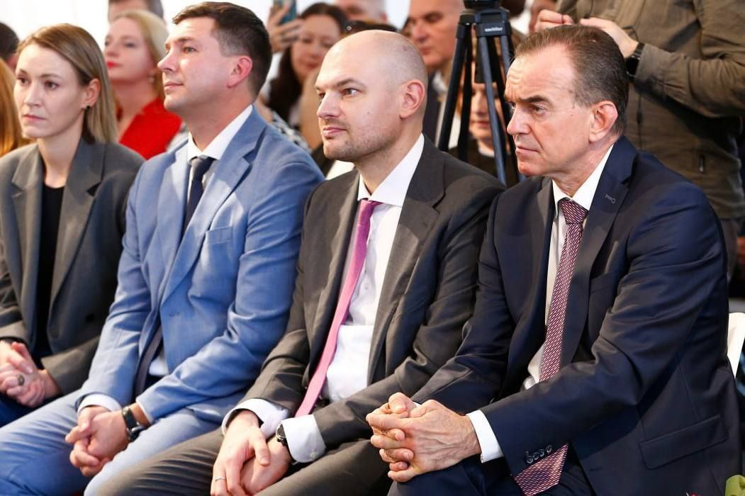 Сразу две награды конкурса имени Бориса Максудова везут из Краснодара наши специальный корреспондент Александр Коробов и ведущая программ службы радиовещания Владлена Русских! Наши коллеги стали лауреатами престижной... Сразу две награды конкурса имени Бориса Максудова везут из Краснодара наши специальный корреспондент Александр Коробов и ведущая программ службы радиовещания Владлена Русских! Наши коллеги стали лауреатами престижной...