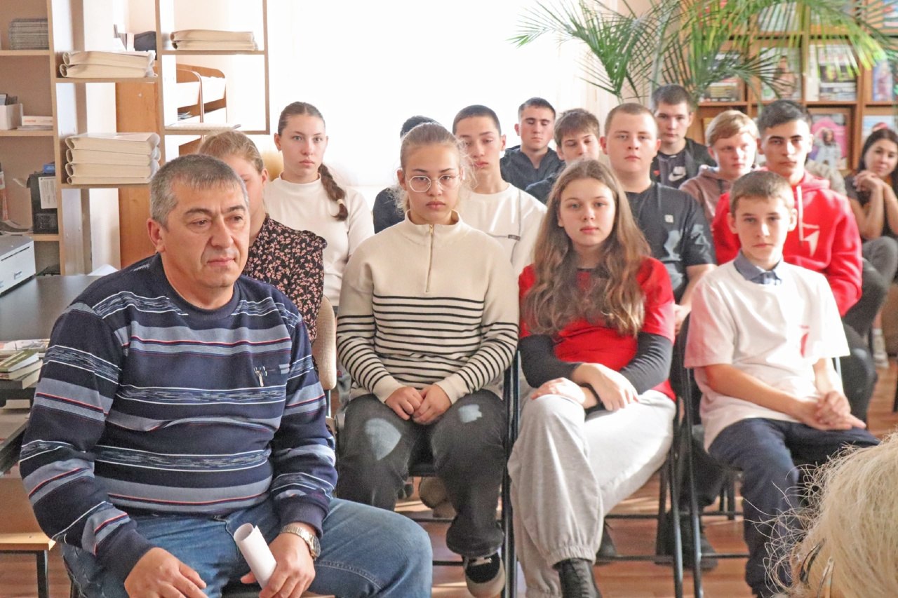 В Вейделевской центральной районной библиотеке состоялась литературная дискуссия «О Родине, о мужестве, о славе» в рамках реализации проекта «Zа мир литературной строкой», ставшего победителем первого конкурса 2025 года на... В Вейделевской центральной районной библиотеке состоялась литературная дискуссия «О Родине, о мужестве, о славе» в рамках реализации проекта «Zа мир литературной строкой», ставшего победителем первого конкурса 2025 года на...