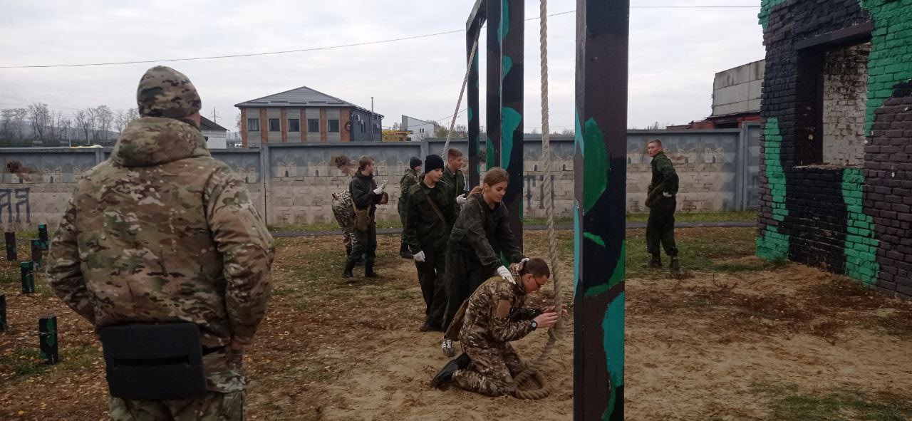 Наши юные ровенчане участвуют в военно-патриотическом слёте Наши юные ровенчане участвуют в военно-патриотическом слёте
