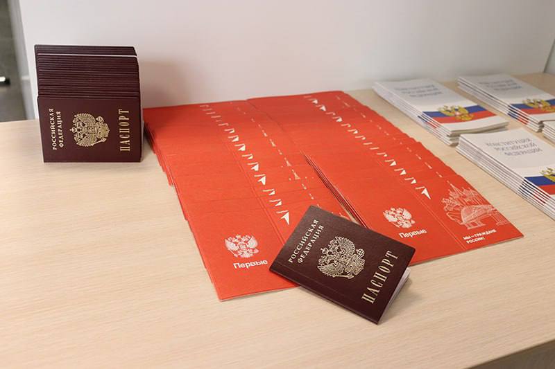 В Волоконовском районе 27 школьникам в рамках акции «Я – гражданин России» торжественно вручили первые паспорта В Волоконовском районе 27 школьникам в рамках акции «Я – гражданин России» торжественно вручили первые паспорта