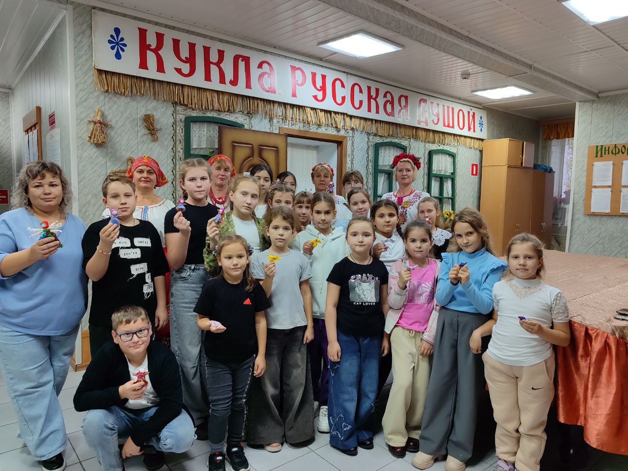 В преддверии Дня народного единства обучающиеся Дома детского творчества отправились в увлекательное путешествие в село Глинное, где их ждал настоящий праздник народных ремесел и живых традиций – экскурсия в «Дом куклы» В преддверии Дня народного единства обучающиеся Дома детского творчества отправились в увлекательное путешествие в село Глинное, где их ждал настоящий праздник народных ремесел и живых традиций – экскурсия в «Дом куклы»