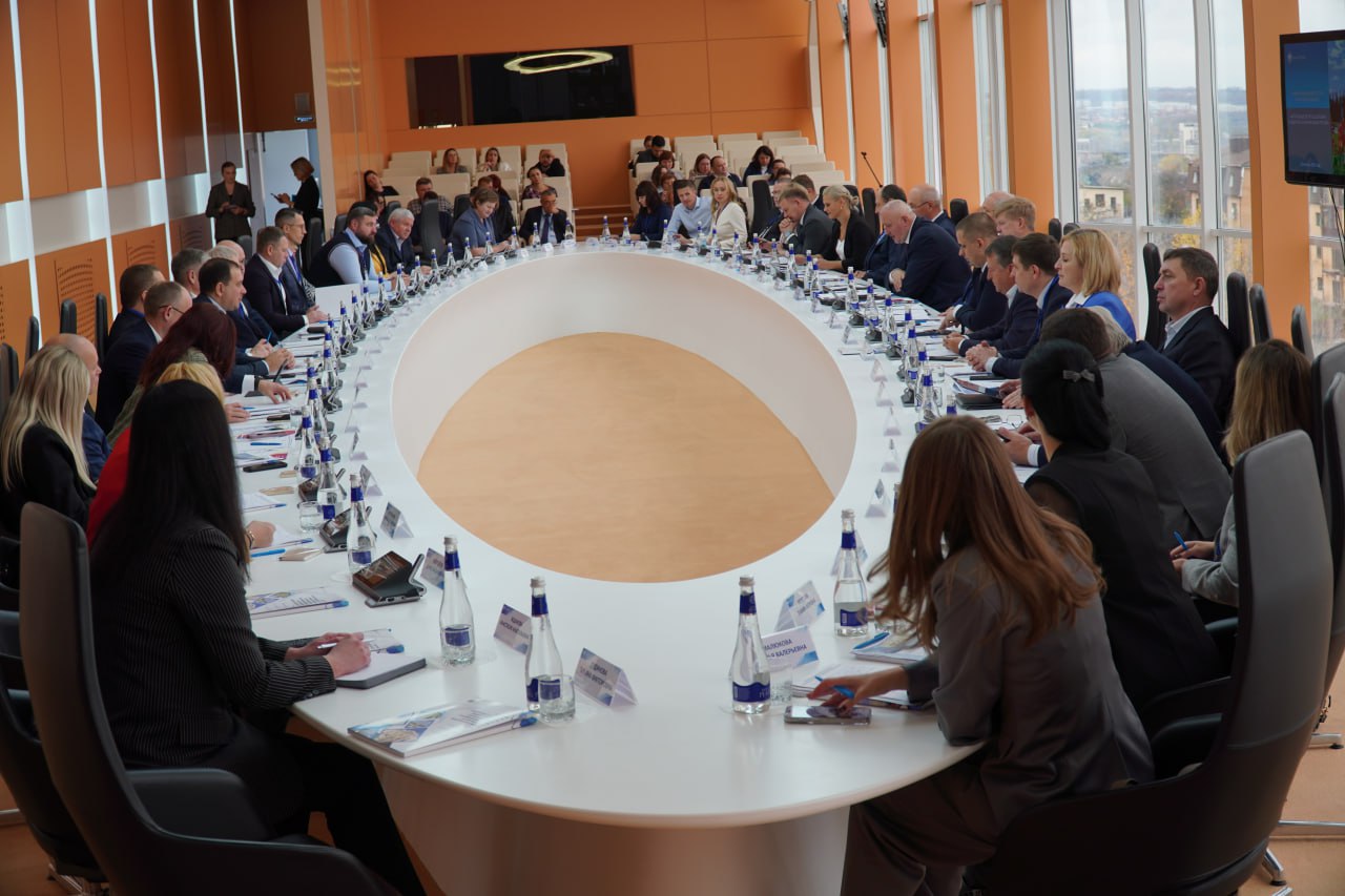 Первый заместитель губернатора области Илья Пономарев и министр экономического развития и промышленности области Максим Гусев приняли участие в коммуникационной сессии Банка России Первый заместитель губернатора области Илья Пономарев и министр экономического развития и промышленности области Максим Гусев приняли участие в коммуникационной сессии Банка России