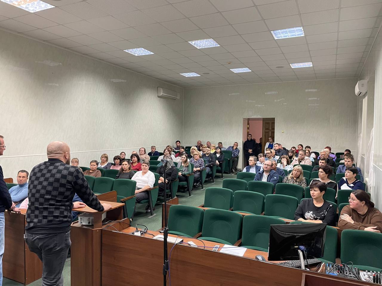 Дмитрий Панков встретился с коллективом администрации округа Дмитрий Панков встретился с коллективом администрации округа