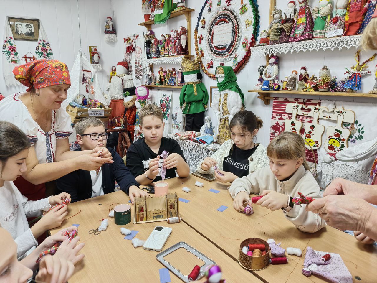 В преддверии Дня народного единства обучающиеся Дома детского творчества отправились в увлекательное путешествие в село Глинное, где их ждал настоящий праздник народных ремесел и живых традиций – экскурсия в «Дом куклы» В преддверии Дня народного единства обучающиеся Дома детского творчества отправились в увлекательное путешествие в село Глинное, где их ждал настоящий праздник народных ремесел и живых традиций – экскурсия в «Дом куклы»