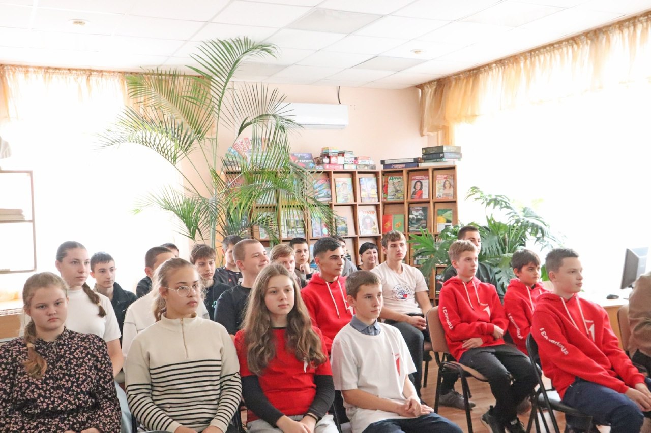 В Вейделевской центральной районной библиотеке состоялась литературная дискуссия «О Родине, о мужестве, о славе» в рамках реализации проекта «Zа мир литературной строкой», ставшего победителем первого конкурса 2025 года на... В Вейделевской центральной районной библиотеке состоялась литературная дискуссия «О Родине, о мужестве, о славе» в рамках реализации проекта «Zа мир литературной строкой», ставшего победителем первого конкурса 2025 года на...