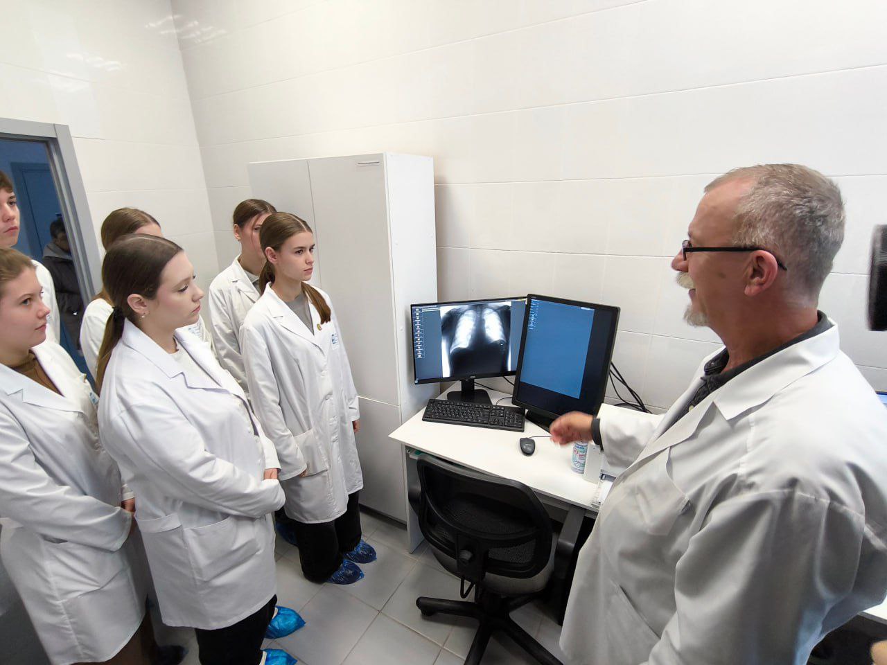 Андрей Миськов: Ученики медицинского класса СОШ № 1 с УИОП имени княжны О.Н. Романовой познакомились с работой врачей Новооскольской центральной районной больницы Андрей Миськов: Ученики медицинского класса СОШ № 1 с УИОП имени княжны О.Н. Романовой познакомились с работой врачей Новооскольской центральной районной больницы