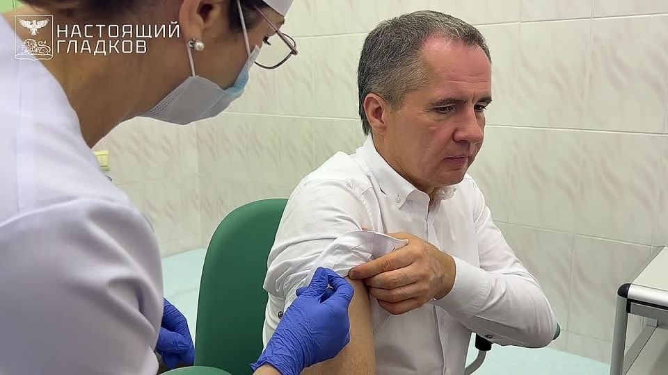 Вячеслав Гладков сделал прививку от гриппа и призвал следовать его примеру