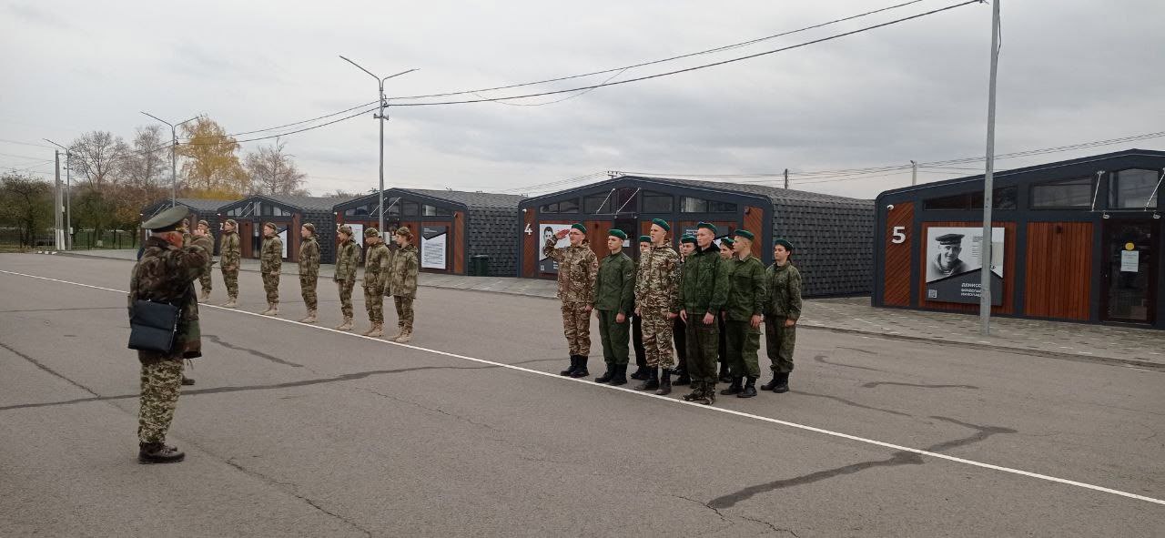 Наши юные ровенчане участвуют в военно-патриотическом слёте Наши юные ровенчане участвуют в военно-патриотическом слёте