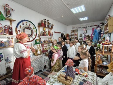 В преддверии Дня народного единства обучающиеся Дома детского творчества отправились в увлекательное путешествие в село Глинное, где их ждал настоящий праздник народных ремесел и живых традиций – экскурсия в «Дом куклы»