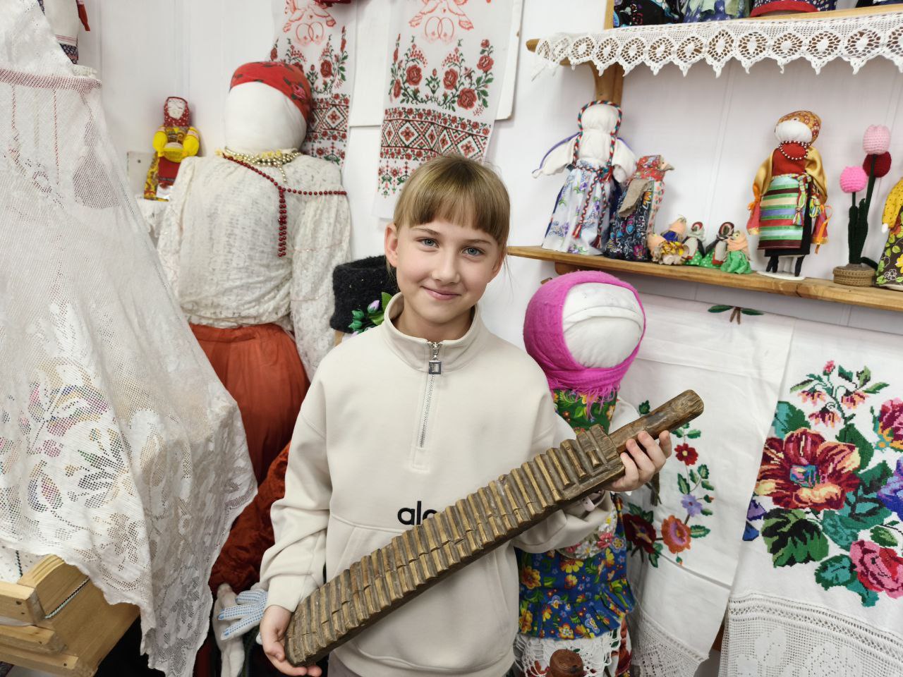 В преддверии Дня народного единства обучающиеся Дома детского творчества отправились в увлекательное путешествие в село Глинное, где их ждал настоящий праздник народных ремесел и живых традиций – экскурсия в «Дом куклы» В преддверии Дня народного единства обучающиеся Дома детского творчества отправились в увлекательное путешествие в село Глинное, где их ждал настоящий праздник народных ремесел и живых традиций – экскурсия в «Дом куклы»