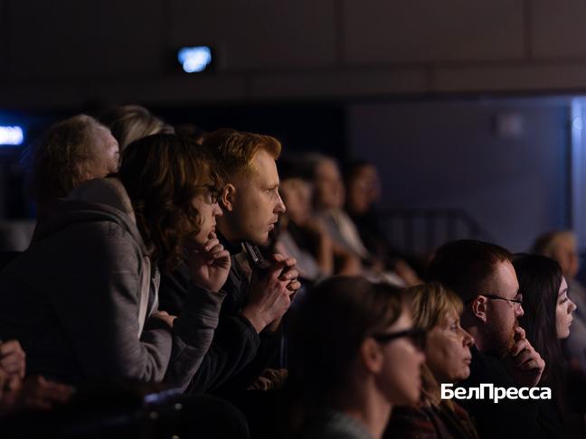 В Белгороде сыграли премьеру спектакля «Мальчиш-Кибальчиш» В Белгороде сыграли премьеру спектакля «Мальчиш-Кибальчиш»