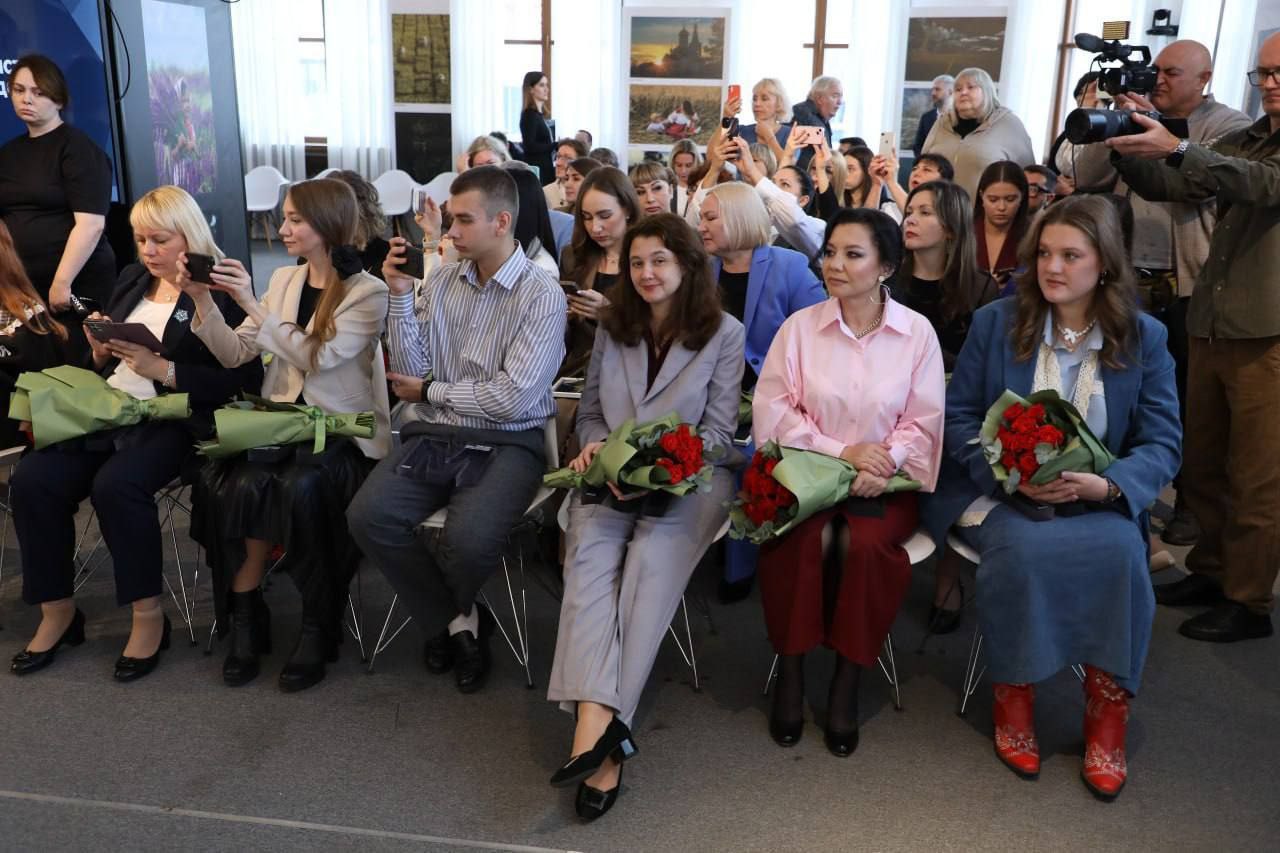 Сразу две награды конкурса имени Бориса Максудова везут из Краснодара наши специальный корреспондент Александр Коробов и ведущая программ службы радиовещания Владлена Русских! Наши коллеги стали лауреатами престижной... Сразу две награды конкурса имени Бориса Максудова везут из Краснодара наши специальный корреспондент Александр Коробов и ведущая программ службы радиовещания Владлена Русских! Наши коллеги стали лауреатами престижной...