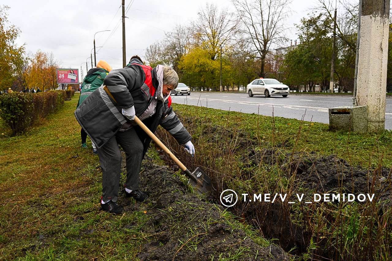 Валентин Демидов: Сегодня вместе с озеленителями и волонтёрами вышли на субботник — высаживали деревья и кустарники на проспекте Богдана Хмельницкого Валентин Демидов: Сегодня вместе с озеленителями и волонтёрами вышли на субботник — высаживали деревья и кустарники на проспекте Богдана Хмельницкого