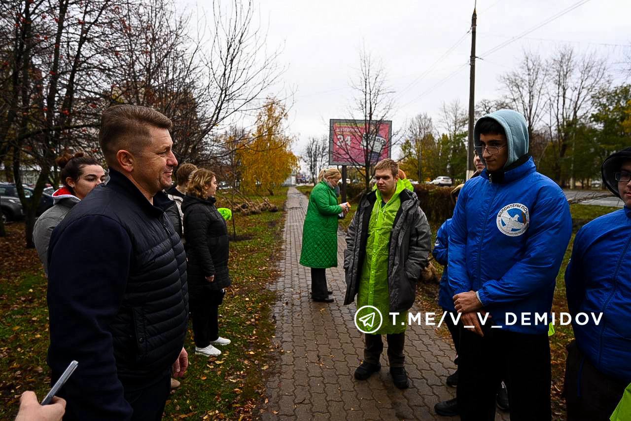 Валентин Демидов: Сегодня вместе с озеленителями и волонтёрами вышли на субботник — высаживали деревья и кустарники на проспекте Богдана Хмельницкого Валентин Демидов: Сегодня вместе с озеленителями и волонтёрами вышли на субботник — высаживали деревья и кустарники на проспекте Богдана Хмельницкого