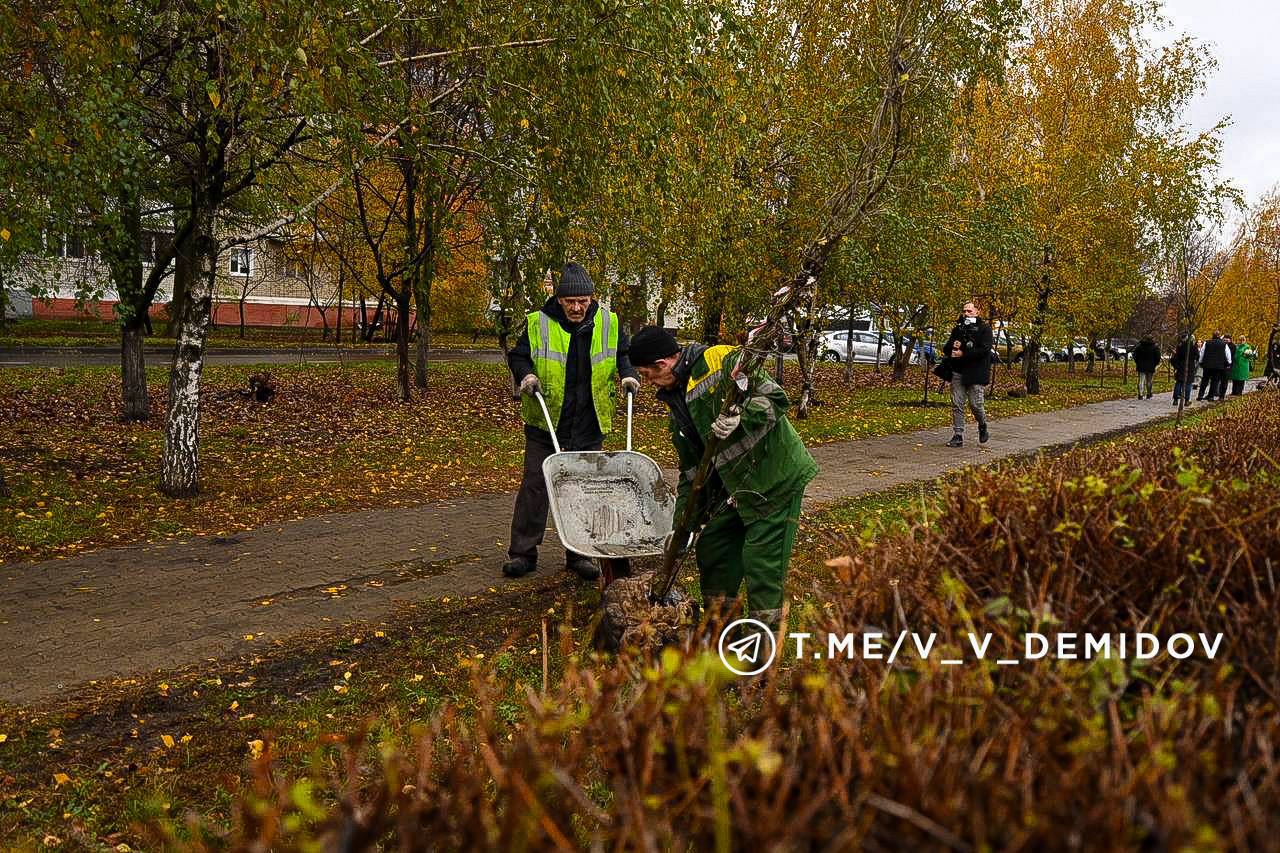 Валентин Демидов: Сегодня вместе с озеленителями и волонтёрами вышли на субботник — высаживали деревья и кустарники на проспекте Богдана Хмельницкого Валентин Демидов: Сегодня вместе с озеленителями и волонтёрами вышли на субботник — высаживали деревья и кустарники на проспекте Богдана Хмельницкого
