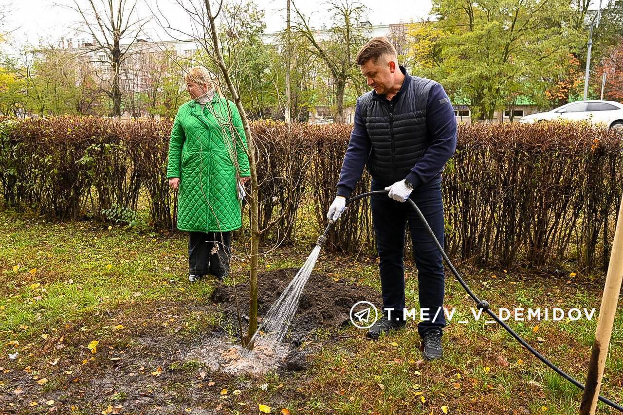 Валентин Демидов: Сегодня вместе с озеленителями и волонтёрами вышли на субботник — высаживали деревья и кустарники на проспекте Богдана Хмельницкого Валентин Демидов: Сегодня вместе с озеленителями и волонтёрами вышли на субботник — высаживали деревья и кустарники на проспекте Богдана Хмельницкого