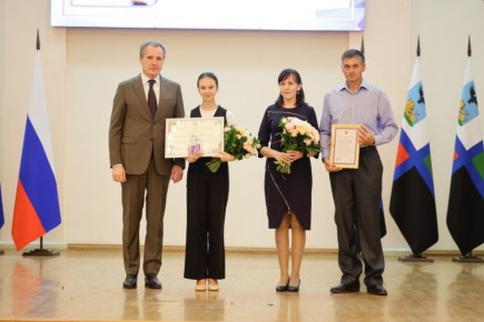 Михаил Лобазнов: Губернатор Белгородской области Вячеслав Гладков вручил школьникам стипендии в сфере образования