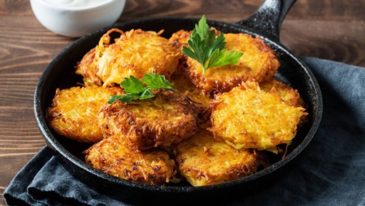 Эта горячая закуска из картошки затмит обычные драники: добавьте всего один ингредиент