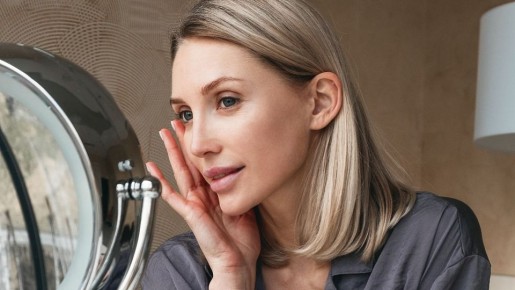 Дамам старше 50 эта популярная косметика только вредит: макияж будет испорчен