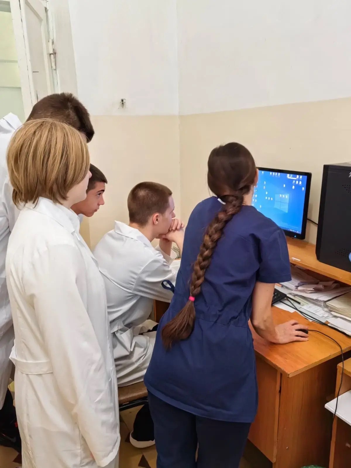 Учащиеся 10 медкласса Вейделевской средней школы провели свои каникулы с пользой и прошли практику в Вейделевской ЦРБ Учащиеся 10 медкласса Вейделевской средней школы провели свои каникулы с пользой и прошли практику в Вейделевской ЦРБ