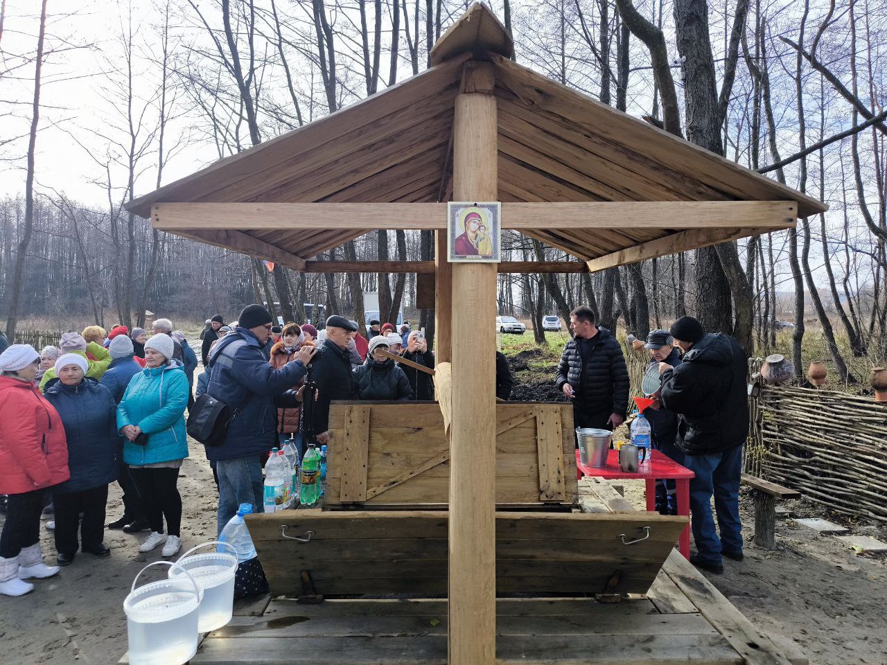 Андрей Миськов: Сегодня, в этот значимый для всей страны день, новооскольцы собрались на святом месте — у купели в честь Казанской иконы Божией Матери в микрорайоне Заольхи Андрей Миськов: Сегодня, в этот значимый для всей страны день, новооскольцы собрались на святом месте — у купели в честь Казанской иконы Божией Матери в микрорайоне Заольхи