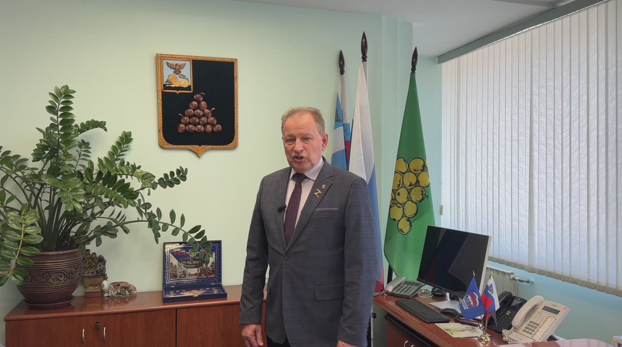 Поздравление главы администрации Валуйского муниципального округа Алексея Дыбова с Днём народного единства!