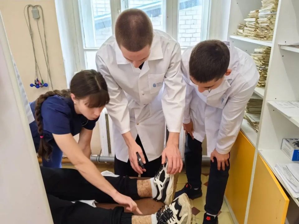 Учащиеся 10 медкласса Вейделевской средней школы провели свои каникулы с пользой и прошли практику в Вейделевской ЦРБ Учащиеся 10 медкласса Вейделевской средней школы провели свои каникулы с пользой и прошли практику в Вейделевской ЦРБ