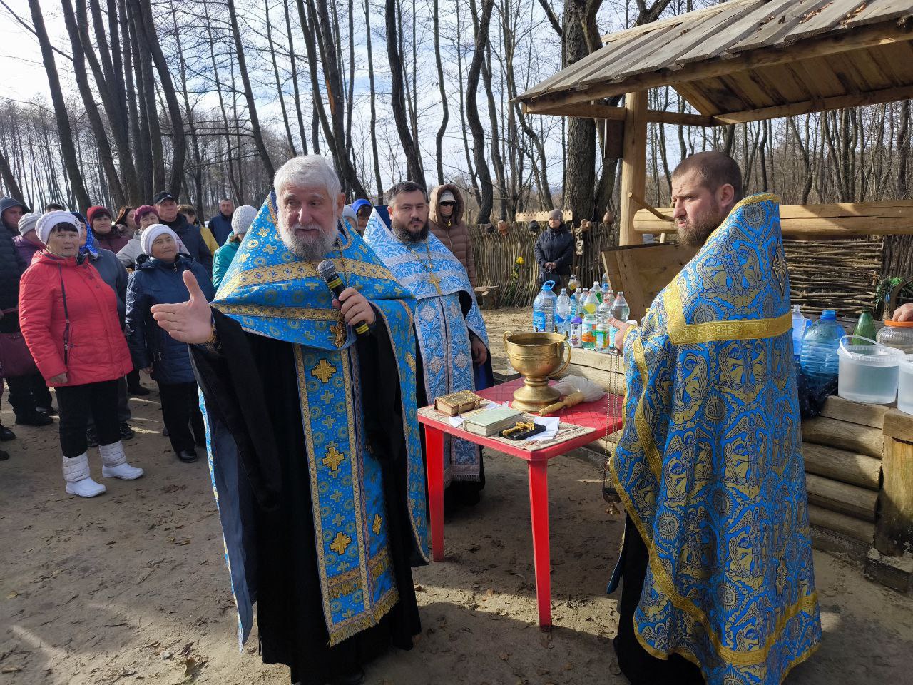 Андрей Миськов: Сегодня, в этот значимый для всей страны день, новооскольцы собрались на святом месте — у купели в честь Казанской иконы Божией Матери в микрорайоне Заольхи Андрей Миськов: Сегодня, в этот значимый для всей страны день, новооскольцы собрались на святом месте — у купели в честь Казанской иконы Божией Матери в микрорайоне Заольхи