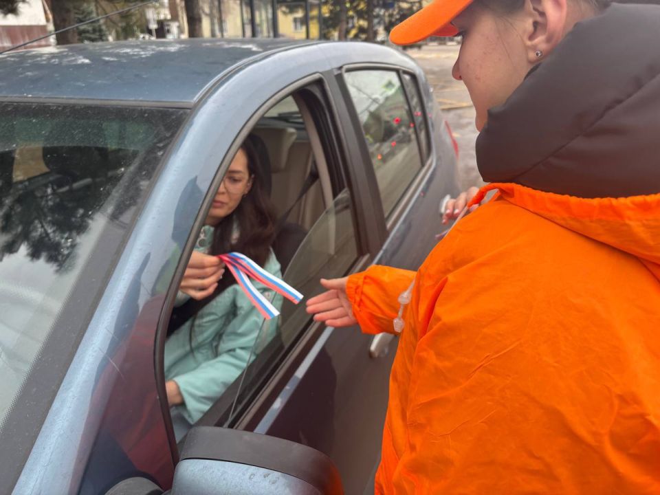 Доброе утро , друзья. В День народного единства волонтеры дорожной безопасности из Алексеевки вышли в профилактический рейд Они раздали участникам ленточки с российским триколором и напомнили им о соблюдении ПДД Уважаемые... Доброе утро , друзья. В День народного единства волонтеры дорожной безопасности из Алексеевки вышли в профилактический рейд Они раздали участникам ленточки с российским триколором и напомнили им о соблюдении ПДД Уважаемые...