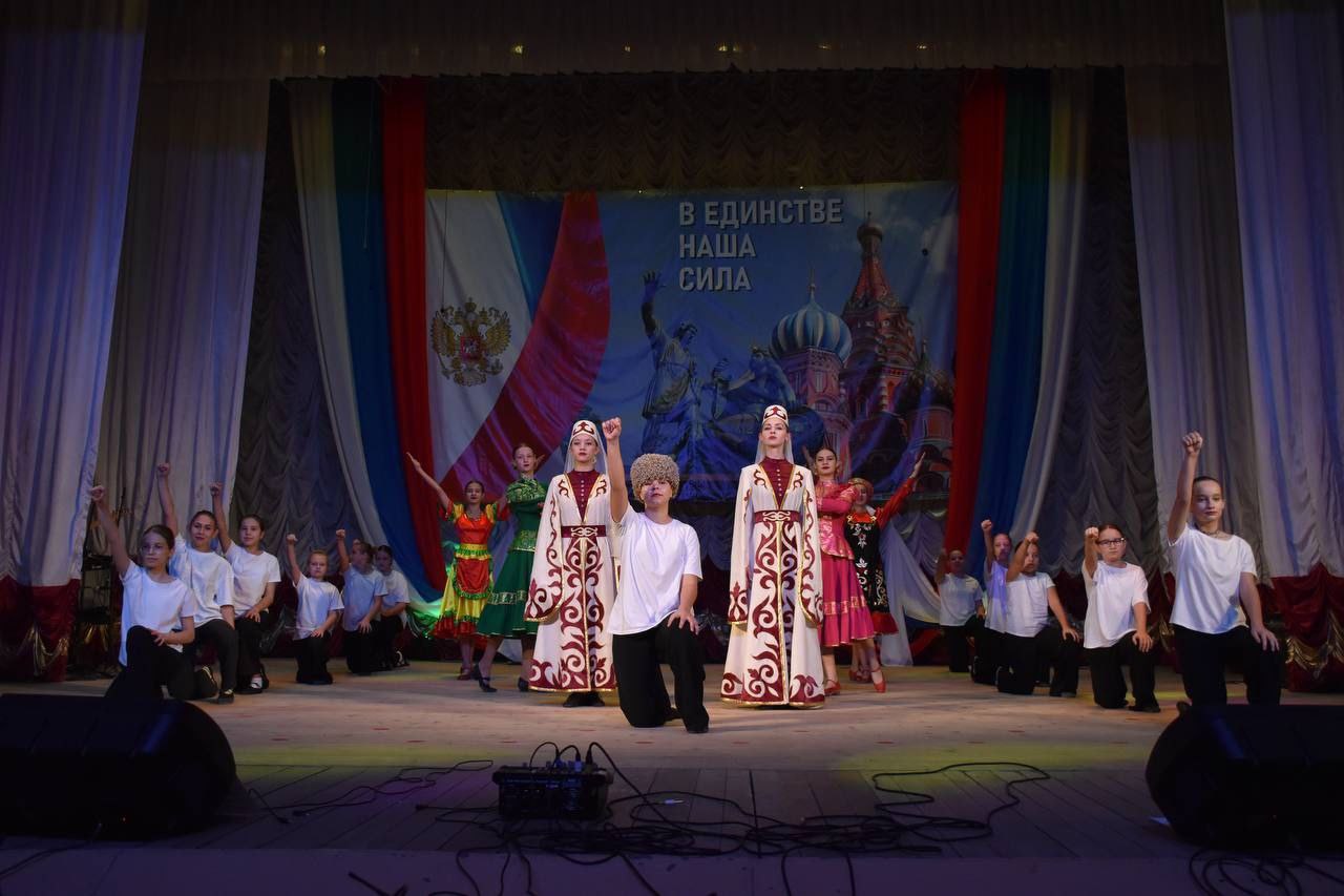 «В единстве наша сила». В День народного единства в центре культурного развития состоялся праздничный концерт «Слово во славу единства» «В единстве наша сила». В День народного единства в центре культурного развития состоялся праздничный концерт «Слово во славу единства»