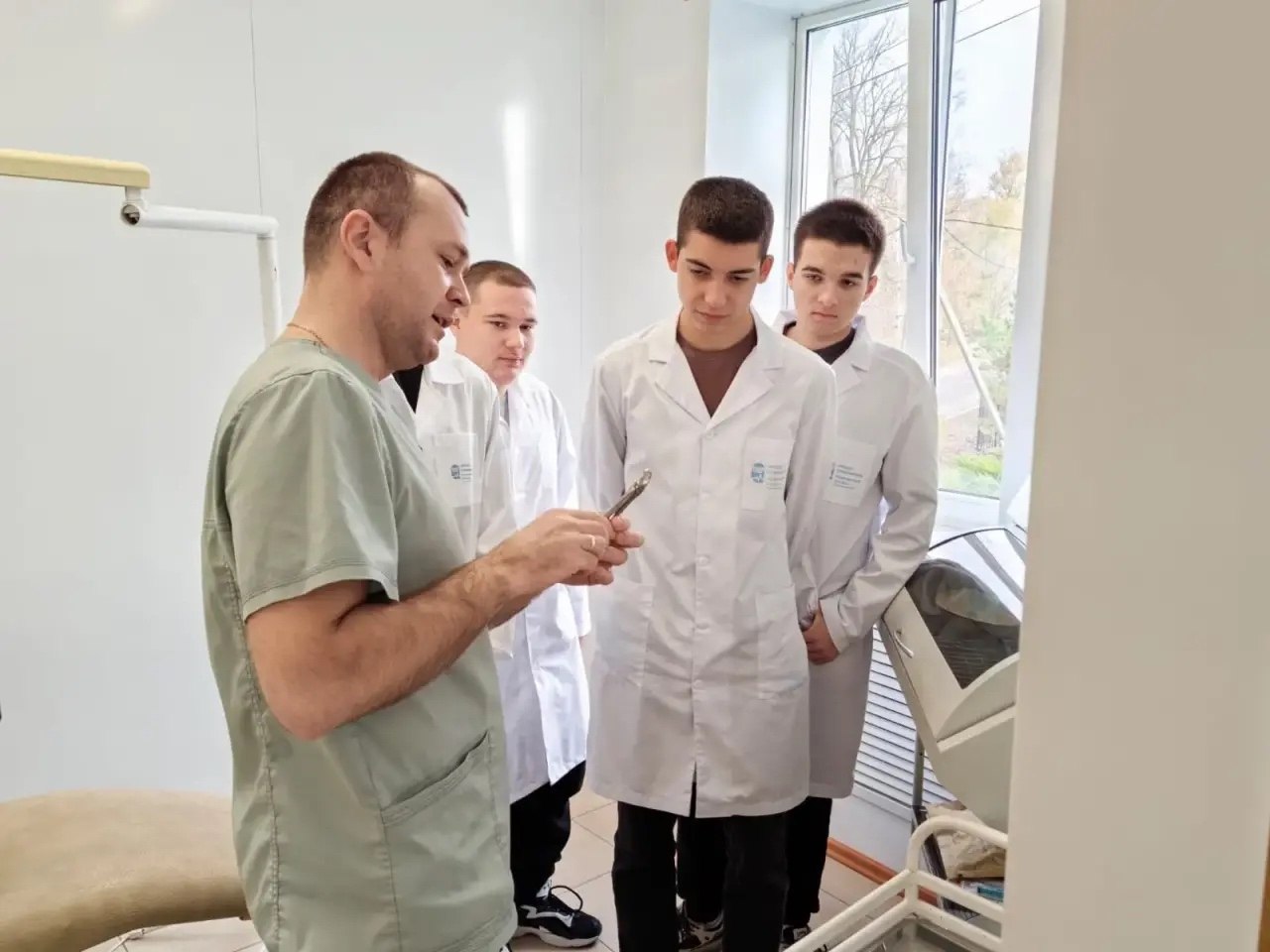 Учащиеся 10 медкласса Вейделевской средней школы провели свои каникулы с пользой и прошли практику в Вейделевской ЦРБ Учащиеся 10 медкласса Вейделевской средней школы провели свои каникулы с пользой и прошли практику в Вейделевской ЦРБ