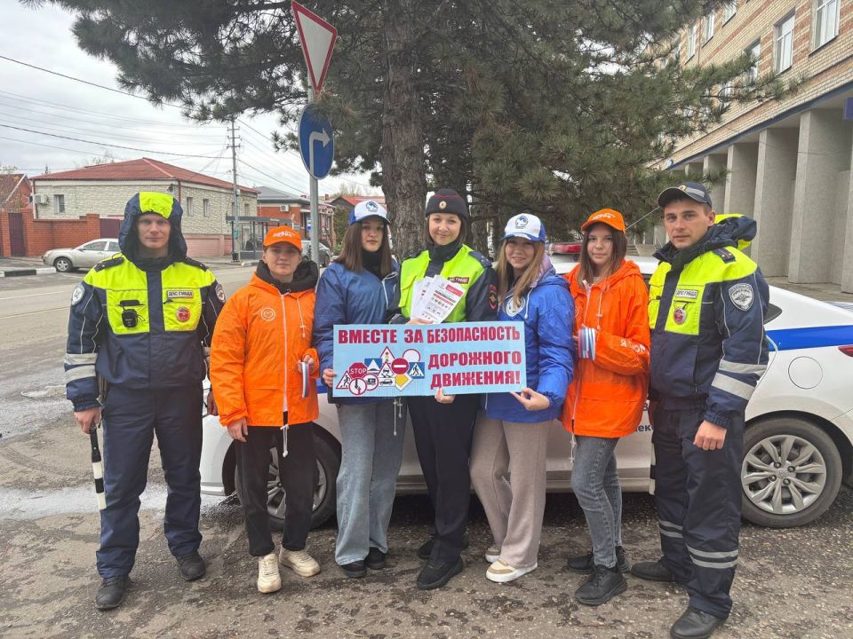 Доброе утро , друзья. В День народного единства волонтеры дорожной безопасности из Алексеевки вышли в профилактический рейд Они раздали участникам ленточки с российским триколором и напомнили им о соблюдении ПДД Уважаемые...