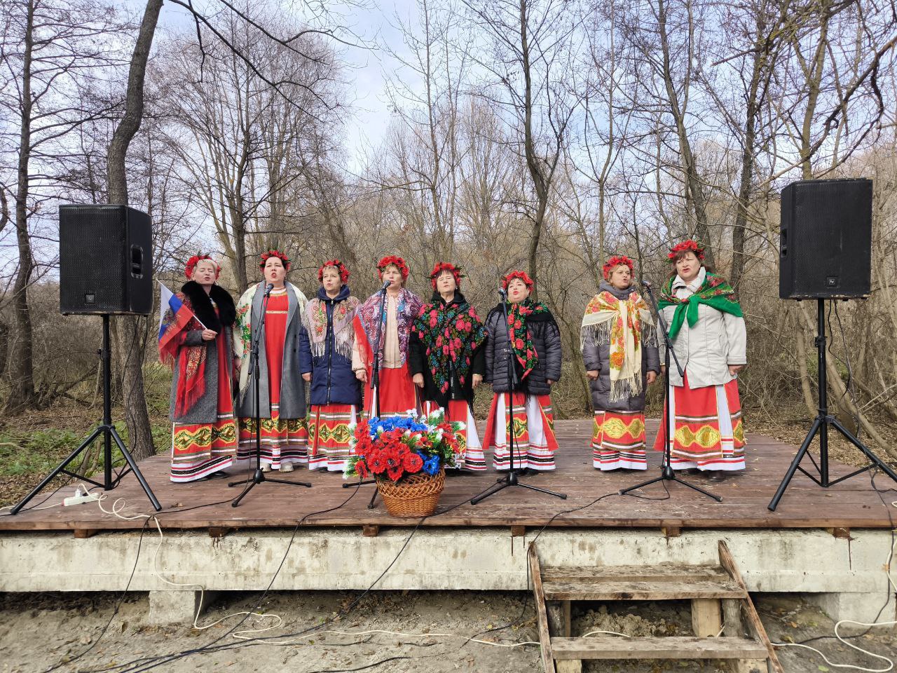 Андрей Миськов: Сегодня, в этот значимый для всей страны день, новооскольцы собрались на святом месте — у купели в честь Казанской иконы Божией Матери в микрорайоне Заольхи Андрей Миськов: Сегодня, в этот значимый для всей страны день, новооскольцы собрались на святом месте — у купели в честь Казанской иконы Божией Матери в микрорайоне Заольхи