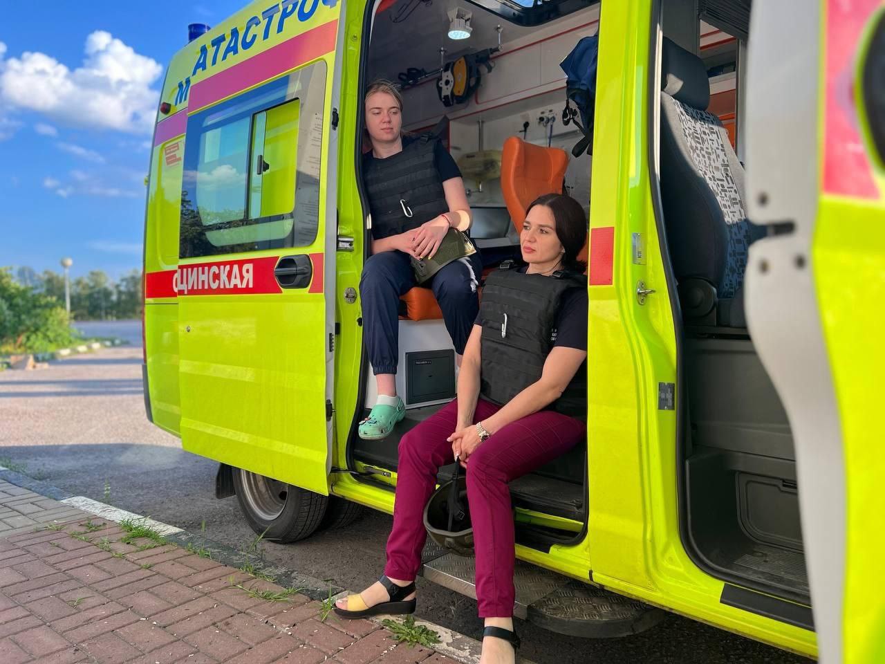 Марина Ахмедова: Когда ДРГ зашли в Грайворон Ульяна Худотеплая уже работала фельдшером на скорой и получила команду ехать туда, эвакуировать тяжелых бабушек из ЦРБ Марина Ахмедова: Когда ДРГ зашли в Грайворон Ульяна Худотеплая уже работала фельдшером на скорой и получила команду ехать туда, эвакуировать тяжелых бабушек из ЦРБ