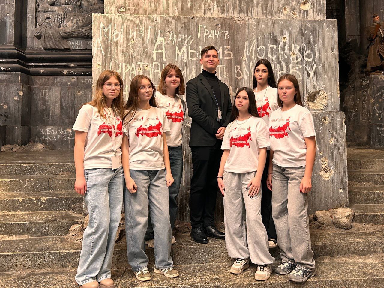 Ребята из Пятницкой средней школы приняли участие в молодёжно-патриотическом фестивале «Имена моей Родины», который прошёл в Российском химико-технологическом университете имени Д.И. Менделеева. Это событие собрало 80... Ребята из Пятницкой средней школы приняли участие в молодёжно-патриотическом фестивале «Имена моей Родины», который прошёл в Российском химико-технологическом университете имени Д.И. Менделеева. Это событие собрало 80...