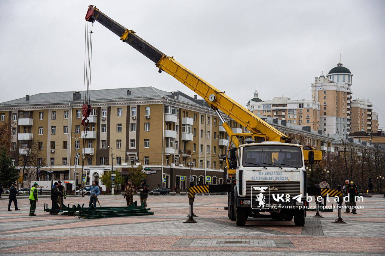 Праздник к нам приходит…. В Белгороде приступили к установке главной новогодней ели области Мэр Валентин Демидов сообщил что, специалисты монтируют металлический каркас Праздник к нам приходит…. В Белгороде приступили к установке главной новогодней ели области Мэр Валентин Демидов сообщил что, специалисты монтируют металлический каркас
