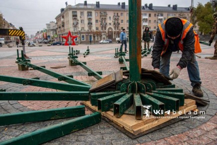 Праздник к нам приходит…. В Белгороде приступили к установке главной новогодней ели области Мэр Валентин Демидов сообщил что, специалисты монтируют металлический каркас