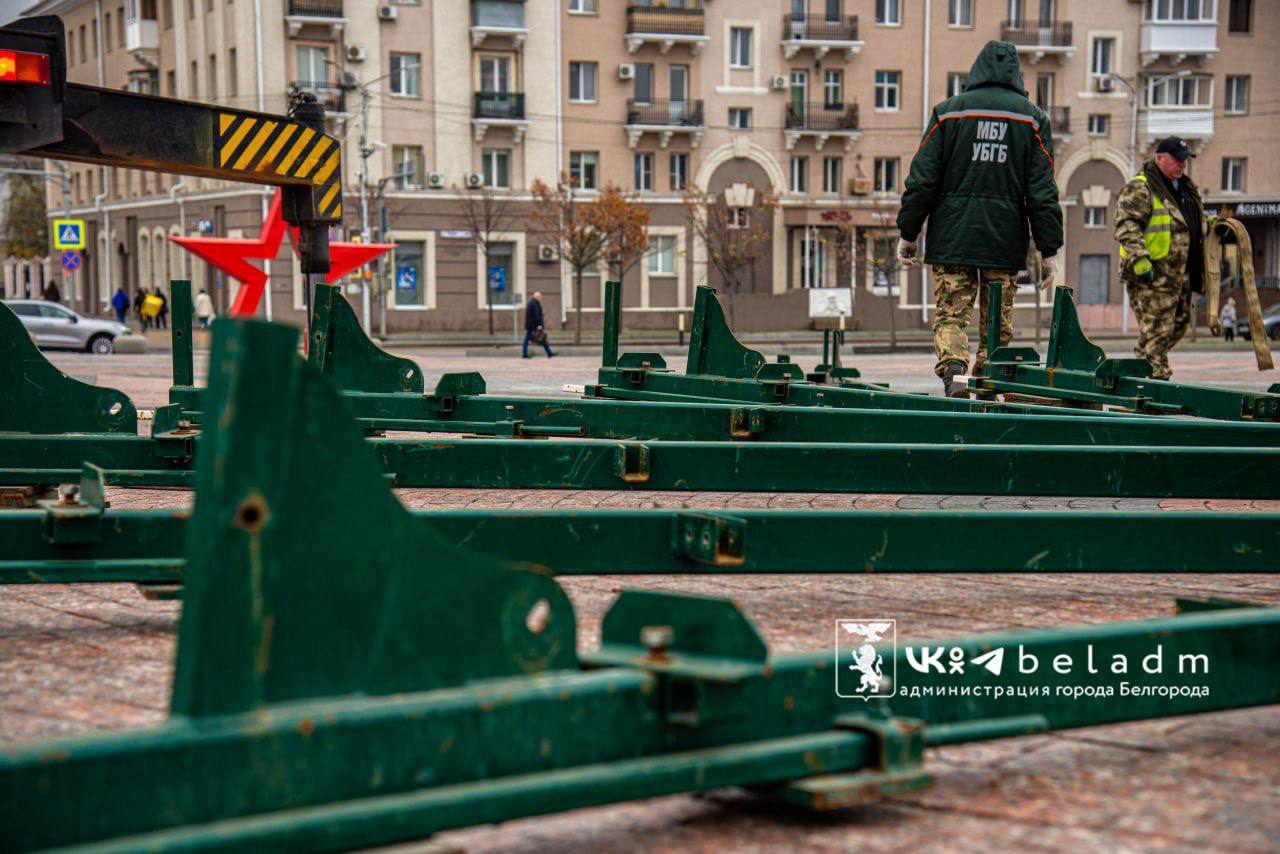 Праздник к нам приходит…. В Белгороде приступили к установке главной новогодней ели области Мэр Валентин Демидов сообщил что, специалисты монтируют металлический каркас Праздник к нам приходит…. В Белгороде приступили к установке главной новогодней ели области Мэр Валентин Демидов сообщил что, специалисты монтируют металлический каркас