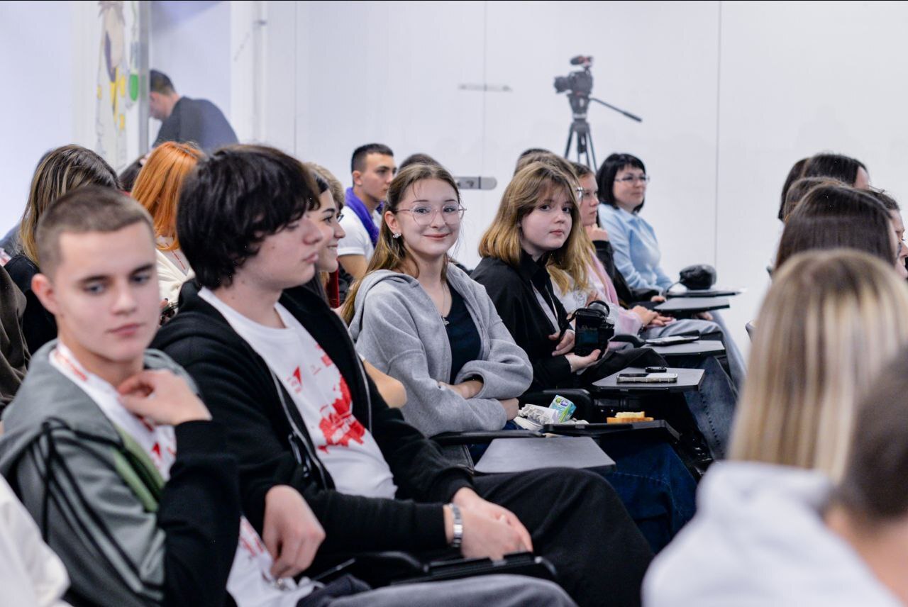 Ребята из Пятницкой средней школы приняли участие в молодёжно-патриотическом фестивале «Имена моей Родины», который прошёл в Российском химико-технологическом университете имени Д.И. Менделеева. Это событие собрало 80... Ребята из Пятницкой средней школы приняли участие в молодёжно-патриотическом фестивале «Имена моей Родины», который прошёл в Российском химико-технологическом университете имени Д.И. Менделеева. Это событие собрало 80...