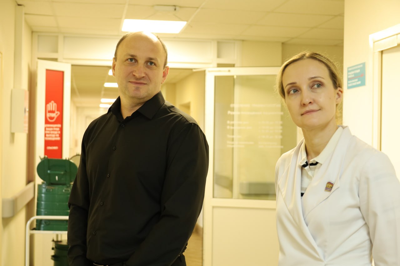 Главный врач Шебекинской Центральной районной больницы Олеся Нестеренко вместе с заместителем главы Станиславом Судьиным навестили раненых от вражеских атак шебекинцев Главный врач Шебекинской Центральной районной больницы Олеся Нестеренко вместе с заместителем главы Станиславом Судьиным навестили раненых от вражеских атак шебекинцев