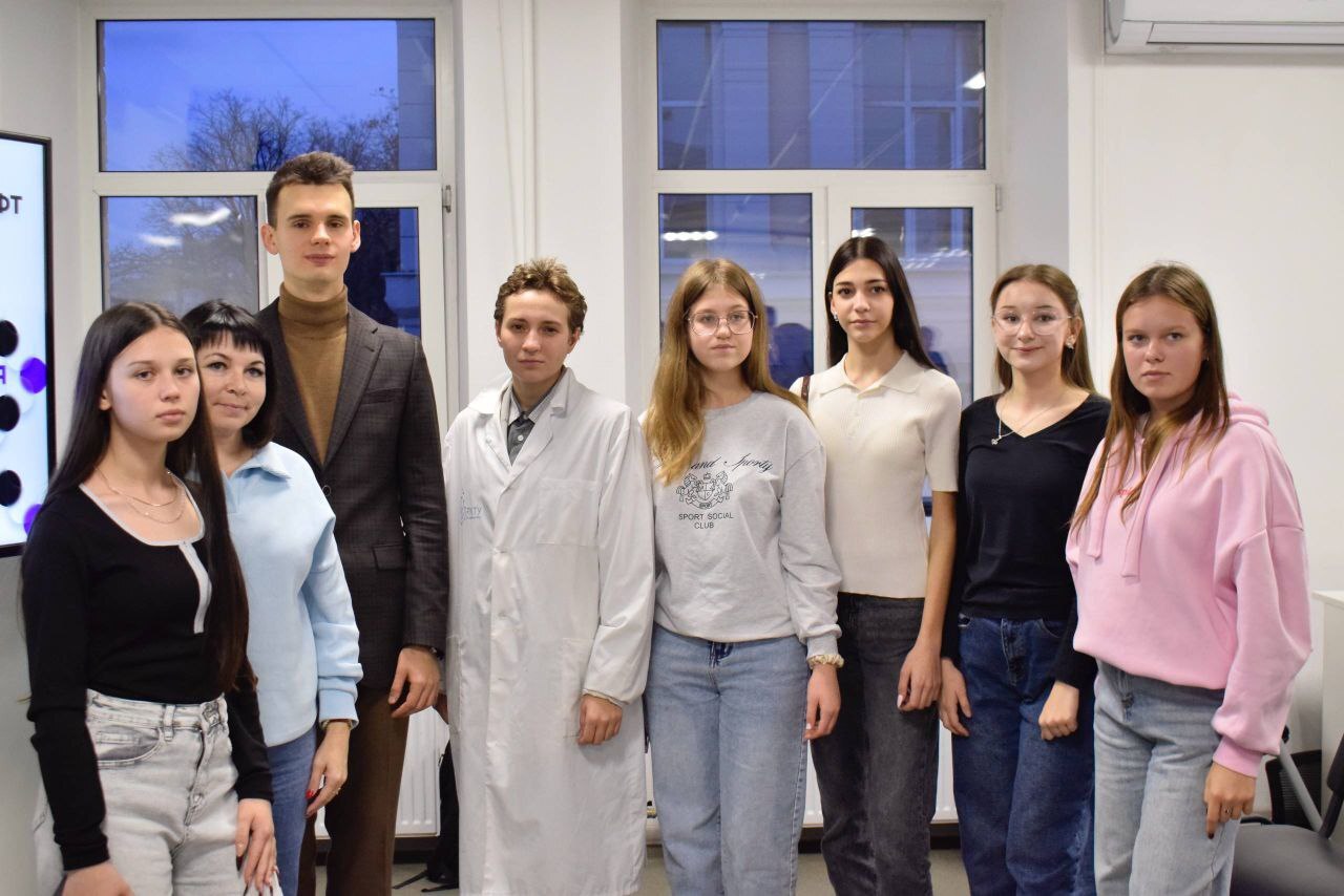 Ребята из Пятницкой средней школы приняли участие в молодёжно-патриотическом фестивале «Имена моей Родины», который прошёл в Российском химико-технологическом университете имени Д.И. Менделеева. Это событие собрало 80... Ребята из Пятницкой средней школы приняли участие в молодёжно-патриотическом фестивале «Имена моей Родины», который прошёл в Российском химико-технологическом университете имени Д.И. Менделеева. Это событие собрало 80...