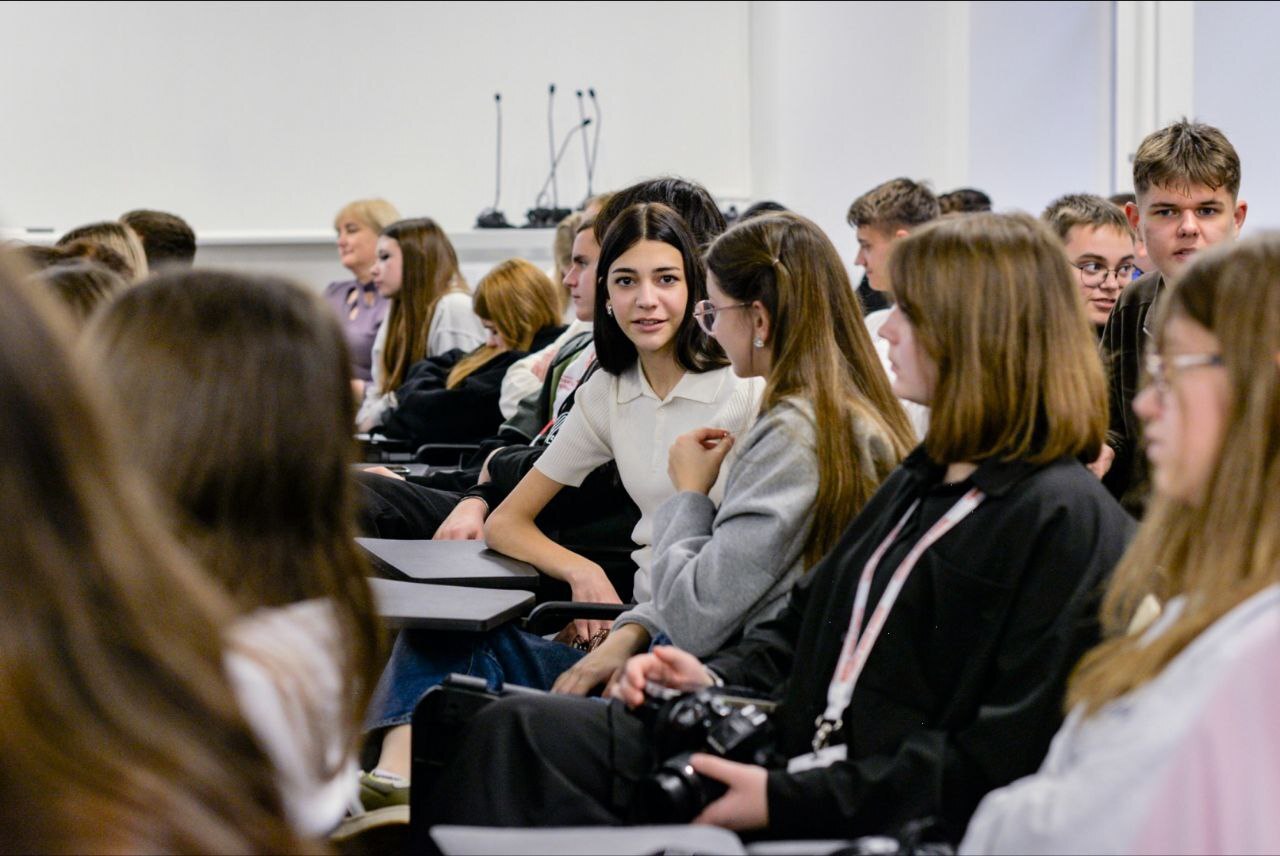 Ребята из Пятницкой средней школы приняли участие в молодёжно-патриотическом фестивале «Имена моей Родины», который прошёл в Российском химико-технологическом университете имени Д.И. Менделеева. Это событие собрало 80... Ребята из Пятницкой средней школы приняли участие в молодёжно-патриотическом фестивале «Имена моей Родины», который прошёл в Российском химико-технологическом университете имени Д.И. Менделеева. Это событие собрало 80...