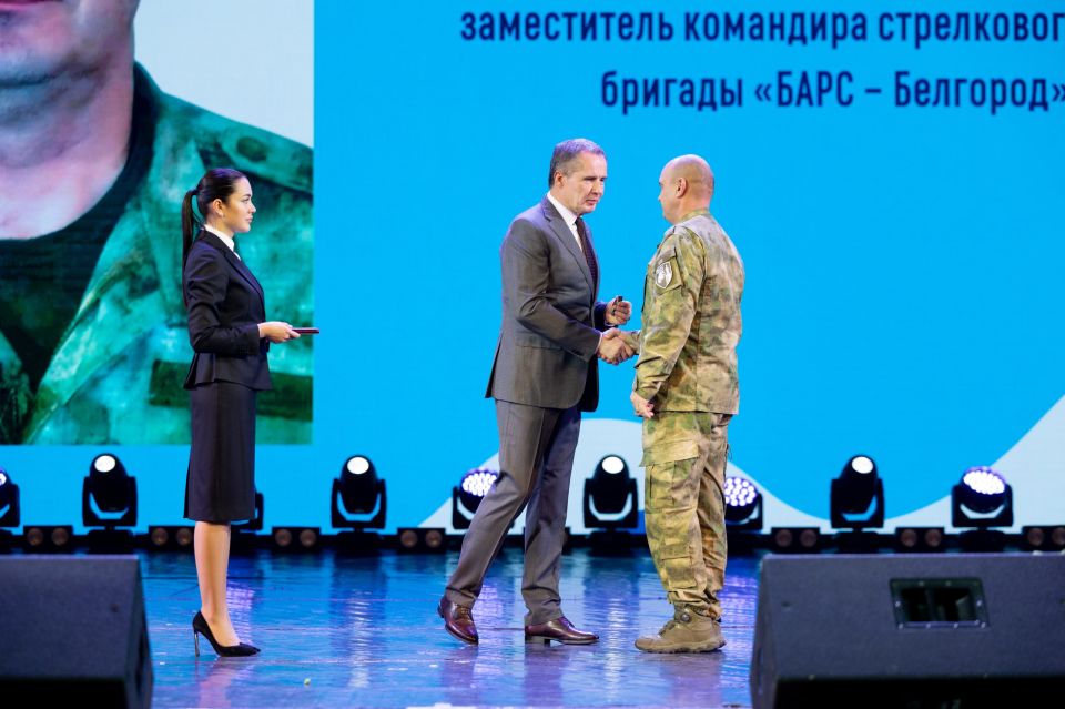 Николай Нестеров: В рамках торжественного мероприятия, посвящённого Дню народного единства, губернатор Белгородской области Вячеслав Владимирович Гладков вручил государственные и региональные награды жителям, чей труд и... Николай Нестеров: В рамках торжественного мероприятия, посвящённого Дню народного единства, губернатор Белгородской области Вячеслав Владимирович Гладков вручил государственные и региональные награды жителям, чей труд и...