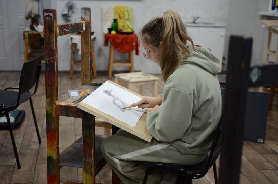 Андрей Миськов: Ученица художественного отделения детской школы искусств им. Н.И. Платонова Елизавета Ковалёва завоевала звание лауреата III степени на X Международном осеннем конкурсе «Артлицей Петербург. Защитники... Андрей Миськов: Ученица художественного отделения детской школы искусств им. Н.И. Платонова Елизавета Ковалёва завоевала звание лауреата III степени на X Международном осеннем конкурсе «Артлицей Петербург. Защитники...