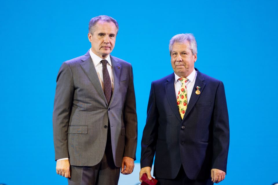 Николай Нестеров: В рамках торжественного мероприятия, посвящённого Дню народного единства, губернатор Белгородской области Вячеслав Владимирович Гладков вручил государственные и региональные награды жителям, чей труд и... Николай Нестеров: В рамках торжественного мероприятия, посвящённого Дню народного единства, губернатор Белгородской области Вячеслав Владимирович Гладков вручил государственные и региональные награды жителям, чей труд и...