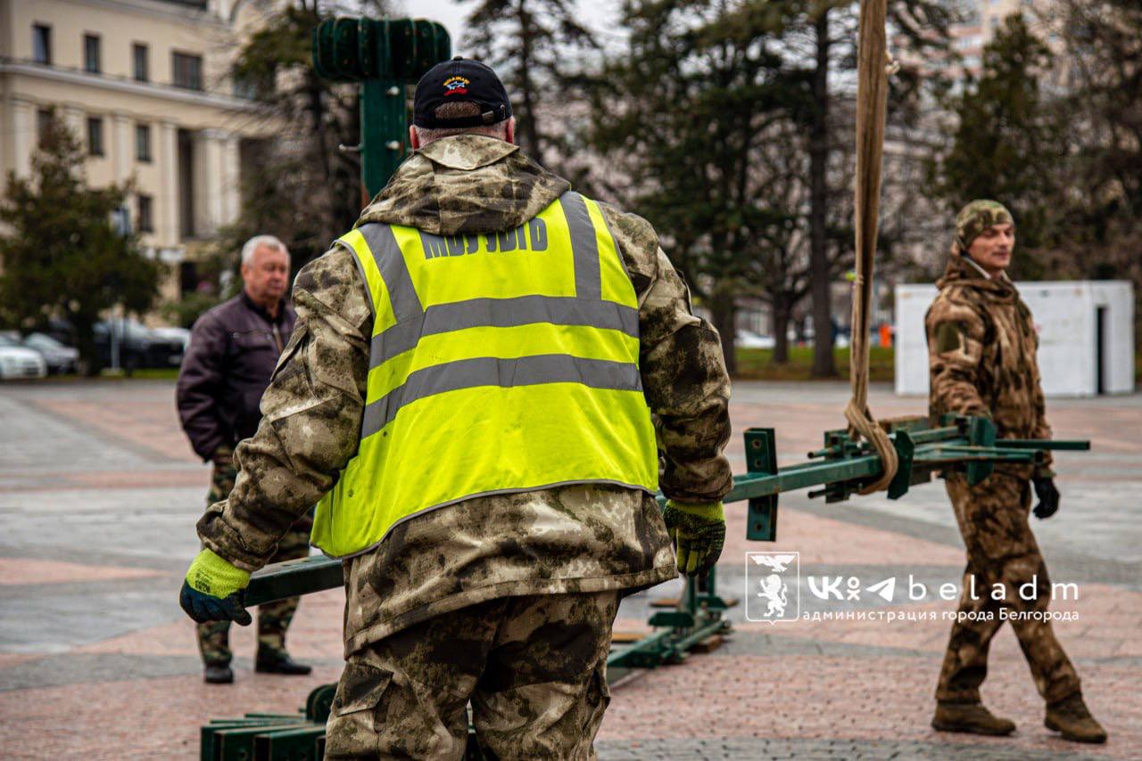 Праздник к нам приходит…. В Белгороде приступили к установке главной новогодней ели области Мэр Валентин Демидов сообщил что, специалисты монтируют металлический каркас Праздник к нам приходит…. В Белгороде приступили к установке главной новогодней ели области Мэр Валентин Демидов сообщил что, специалисты монтируют металлический каркас